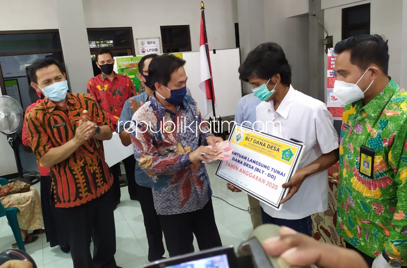 SALURKAN - Plt Bupati Sidoarjo, Nur Ahmad Syaifuddin menyerahkan Bantuan Langsung Tunai (BLT) senilai Rp 600.000 per bulan untuk 80 warga Desa Janti, Kecamatan Waru, Sidoarjo, Kamis (14/05/2020).