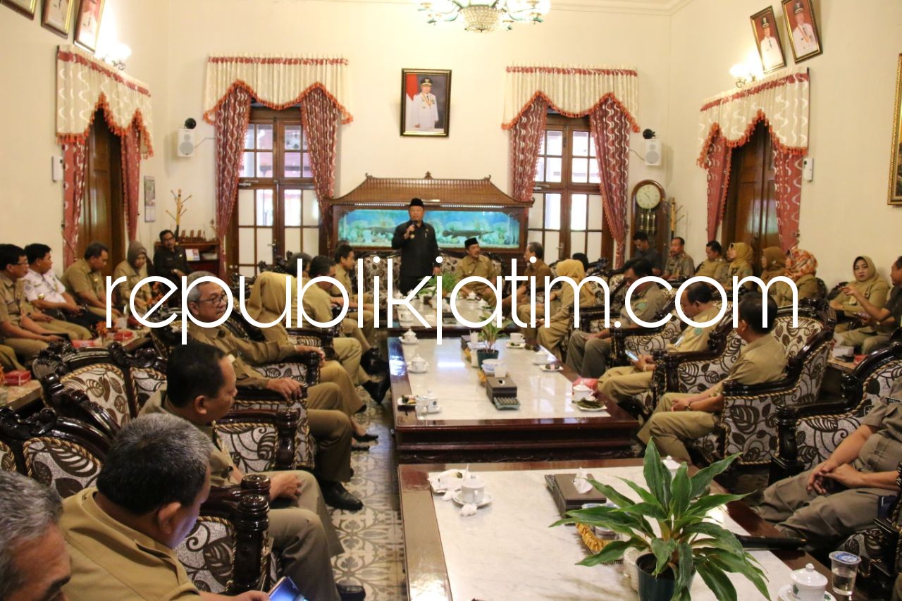 RAPAT KOORDINASI - Bupati Sidoarjo, Saiful Ilah memimpin rapat koordinasi penanganan terorisme di Pendopo Delta Wibawa, Senin (14/05/2018).