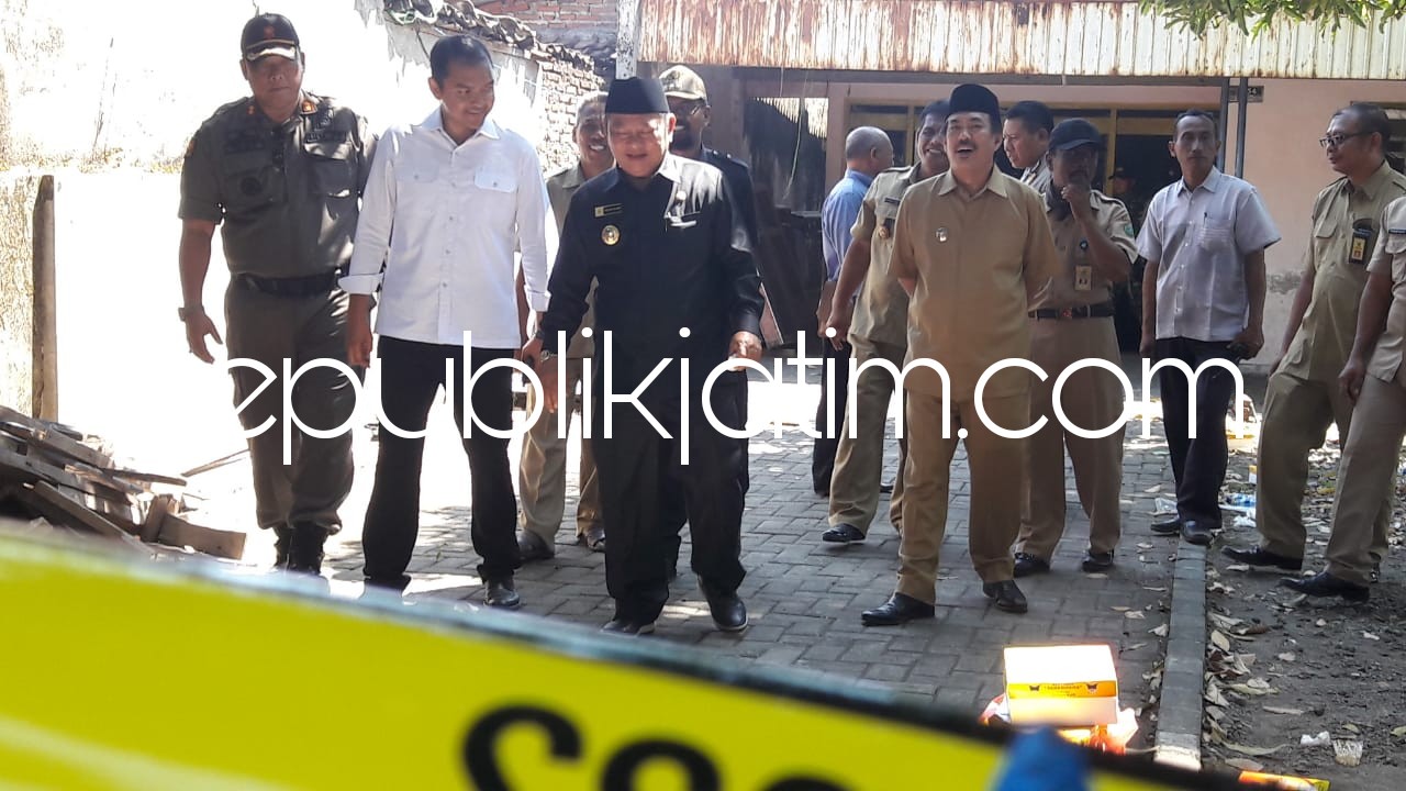 CEK LOKASI - Bupati Sidoarjo, Saiful Ilah bersama Wabup Sidoarjo, Nur Ahmad Syaifuddin dan rombongan melihat kondisi rumah kontrakan 4 terduga teroris di Dusun Jedong, Kelurahan Urangagung, Kecamatan/Kabupaten Sidoarjo, Senin (14/05/2018).