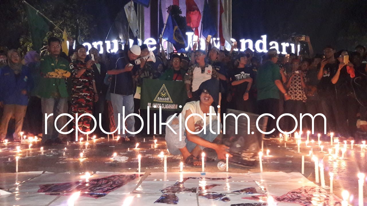 SERIBU LILIN - Ribuan pemuda Sidoarjo dari berbagai organisasi kemasyarakatan (Ormas) menggelar aksi seribu lilin di Monumen Jayandaru, Alun-Alun Sidoarjo mengecak aksi terorisme di Surabaya dan Sidoarjo, Senin (14/05/2018) malam.