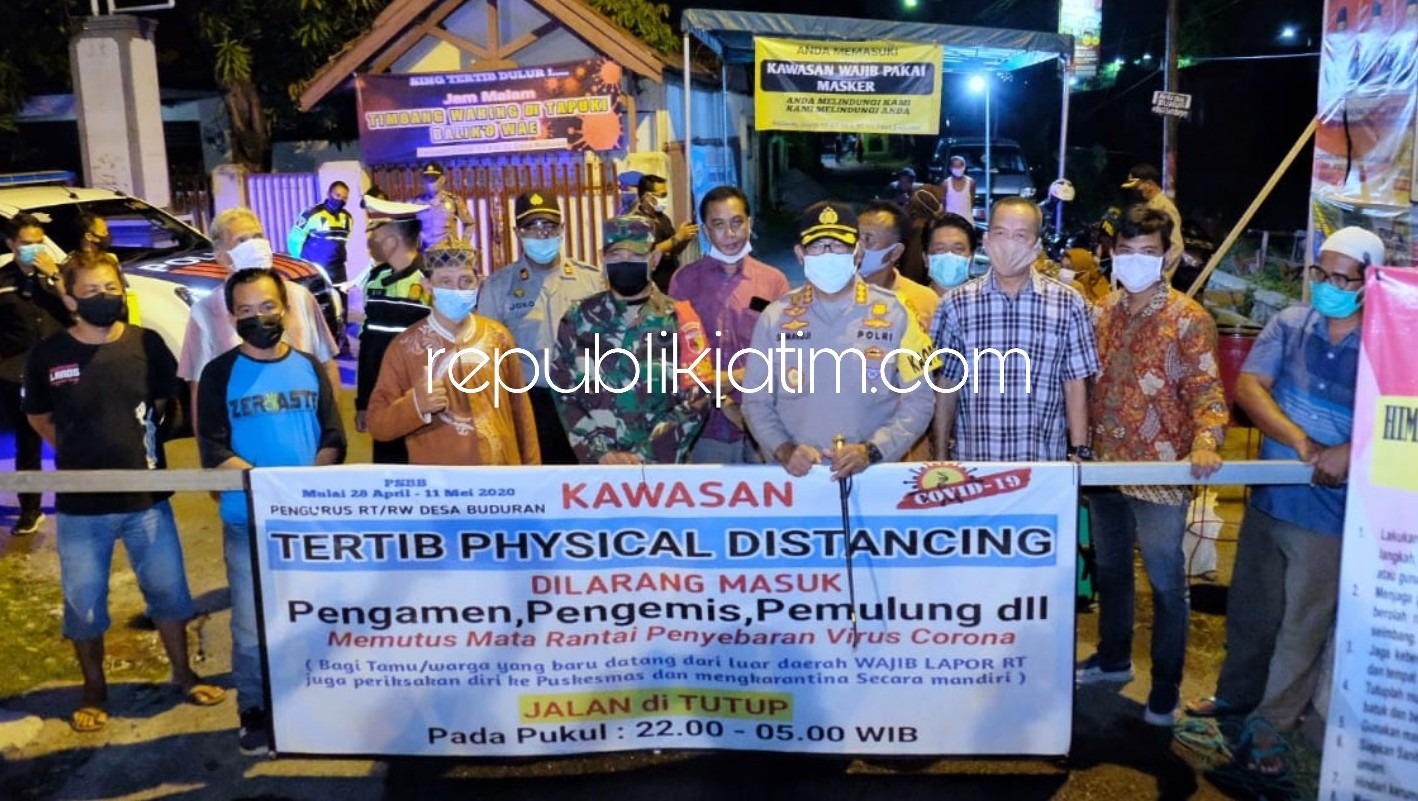 APRESIASI - Kapolresta Sidoarjo, Kombes Pol Sumardji mengapresiasi kampung physical distancing yang diterapkan di Jalan Langgar Panggung RT 05 / RW 02, Buduran, Sidoarjo, Rabu (13/05/2020) malam.