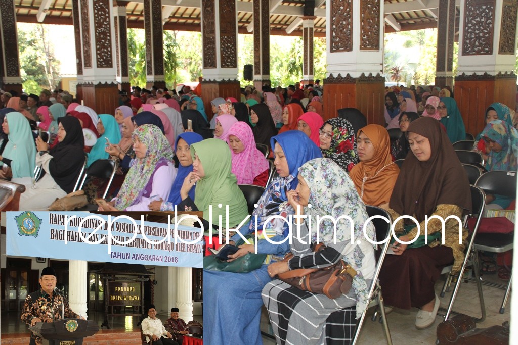 PENGARAHAN - Bupati Sidoarjo, Saiful Ilah memberikan pengarahan kepada 596 hafidz dan hafidzah asal Sidoarjo yang mendapatkan uang bantuan Rp 2 juta per tahun, Selasa (15/05/2018).