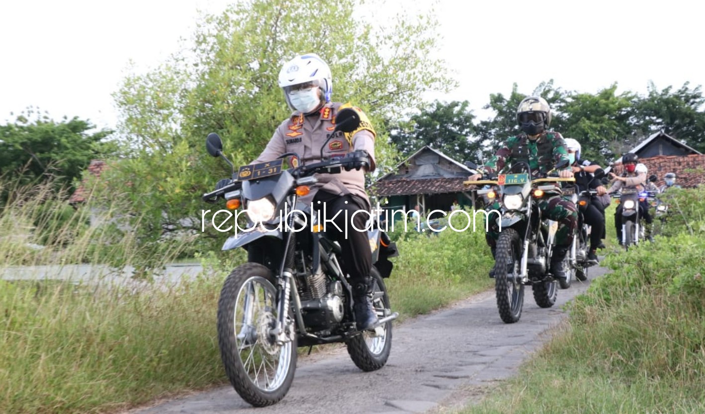 TERPENCIL - Kapolresta Sidoarjo Kombes Pol Sumardji dan Dandim 0816 Letkol Inf M Iswan Nusi bersama rombongan menuju ke wilayah terpencil Dusun Pucukan, Desa Gebang, Sidoarjo menggunakan motor sosialisasi pencegahan Covid-19, Kamis (14/05/2020) sore.