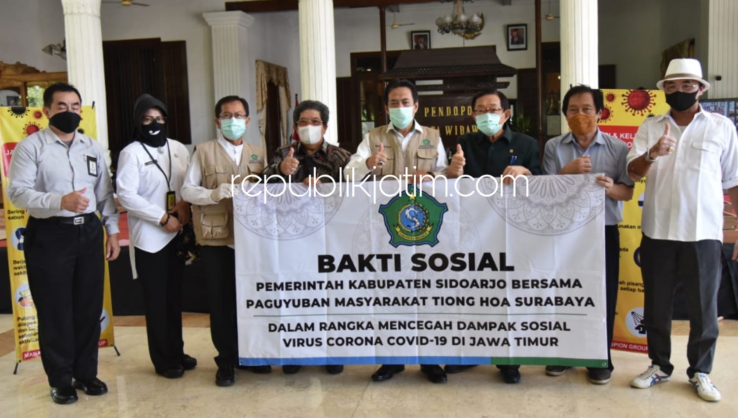 BANTUAN - Pemilik Maspion Grup, Ali Markus menyerahkan bantuan beras dan masker dari Persatuan Tionghoa Surabaya kepada Ketua Gugus Tugas Penangan Covid-19, Nur Ahmad Syaifuddin di Pendopo Delta Wibawa, Jumat (15/05/2020).