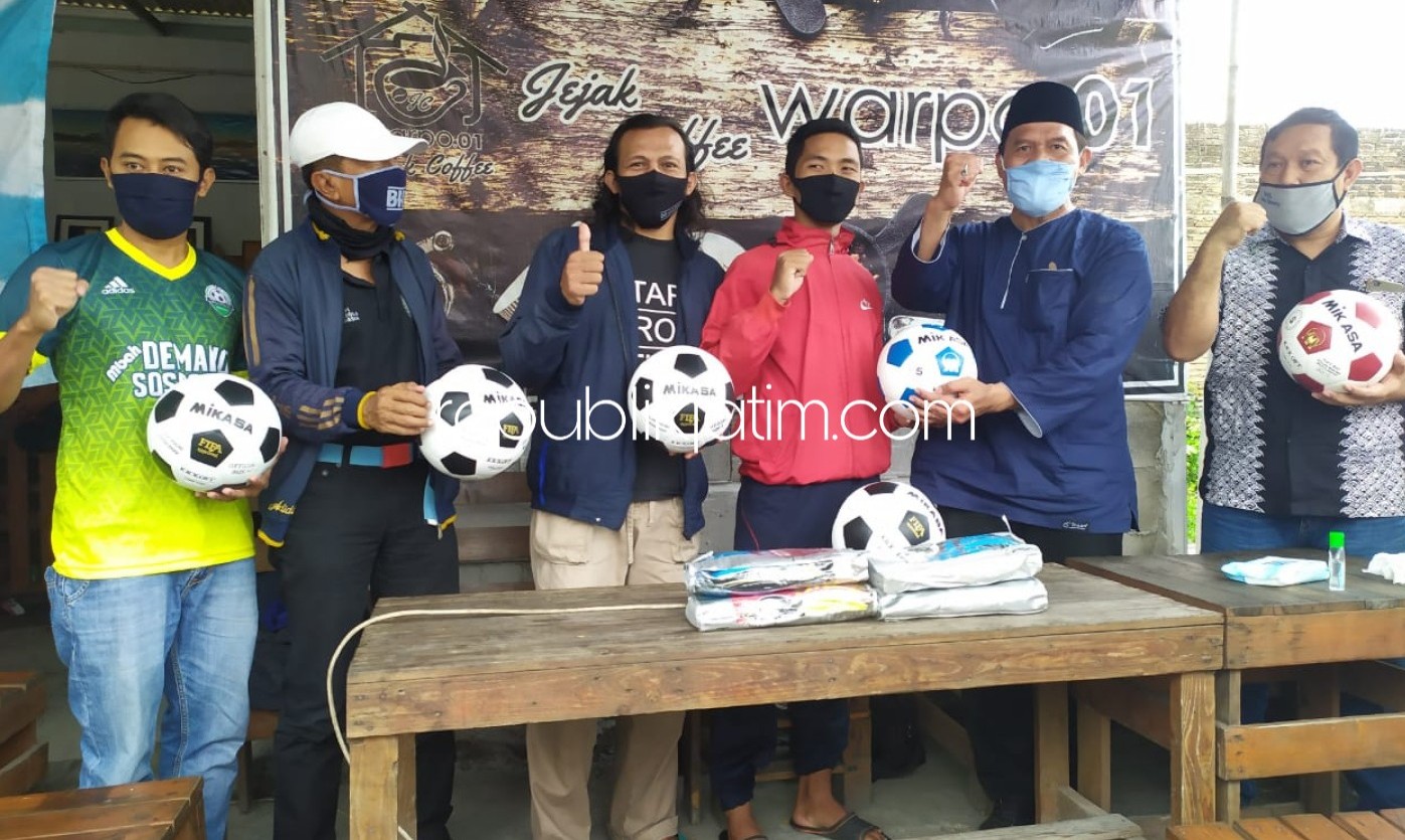 SEMBAKO - Bacabup Bambang Haryo Soekartono (BHS) menyerahkan bantuan sembako dampak Covid-19 mantan pemaian Deltras, Gatot Mulbajadi dan Isdiantono di Warpo 01 JL Raya Jumputrejo, Kecamatan Sukodono, Sidoarjo, Jumat (15/05/2020) sore.