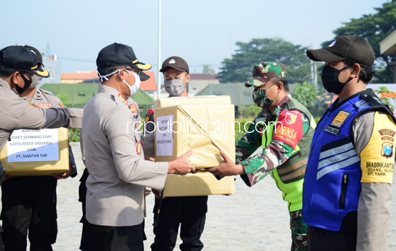 SALURKAN - Kapolresta Sidoarjo, Kombes Pol Sumardji memberangkatkan penyeluran bantuan sembako untuk warga terdampak Covid-19 dengan mengerahkan Bhabinkamtibmas dan Babinsa, Jumat (15/05/2020).