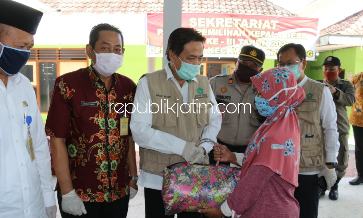 SALURKAN - Plt Bupati Sidoarjo Nur Ahmad Syaifuddin mengapresiasi langkah warga Desa Ploso, Kecamatan Krembung yang iuran sebagai kepedulian kepada sesama warga kurang mampu terdampak Covid-19, Jumat (15/05/2020).