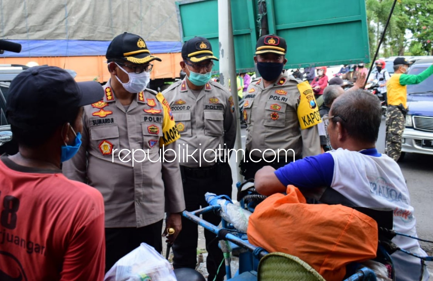 PANTAU - Kapolresta Sidoarjo Kombes Pol Sumardji mengapresiasi peran serta masyarakat yang turut membantu pemerintah dalam pemberlakuan PSBB tahap dua dengan membuat pos check point seperti Desa Pepelegi, Kecamatan Waru, Sidoarjo, Jumat (15/05/2020) sore.