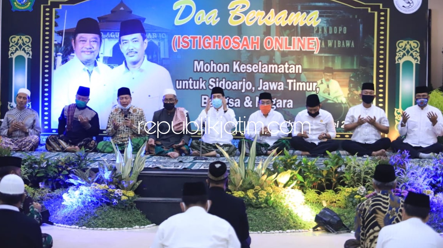 DOA BERSAMA - Plt Bupati Sidoarjo, Nur Ahmad Syaifuddin bersama Forkopimda Sidoarjo mengundang para kiai memimpin doa bersama untuk keselamatan Sidoarjo, Jatim serta bangsa dan negara di Pendopo Delta Wibawa, Jumat (15/05/2020) malam.