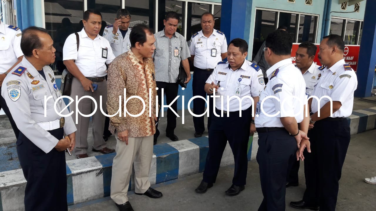KUNJUNGAN - Anggota Komisi V DPR RI, Bambang Haryo Soekartono mengunjungi jembatan timbang di JL Raya Trosobo, Kecamatan Taman, Sidoarjo didampingi Kepala Balai Jatim, Ahmadi Zubaidi dan para stafnya, Rabu (16/05/2018).