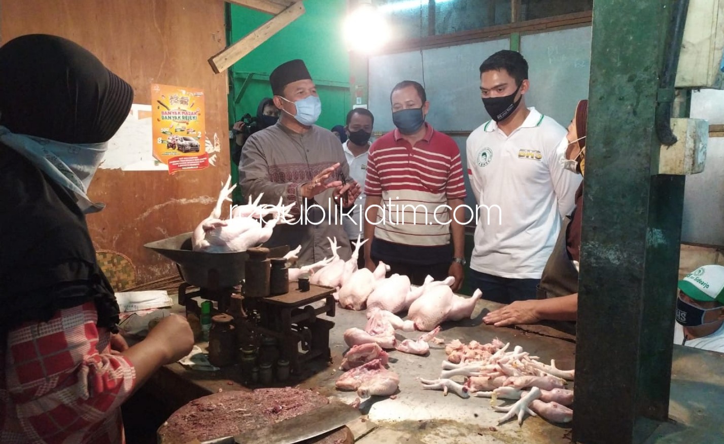 KELUHAN - Bacabup Sidoarjo, Bambang Haryo Soekartono (BHS) mendengarkan keluhan pedagang Pasar Sukodono sejak diberlakukannya kebijakan buka tutup pasar pelaksanaan PSBB tahap kedua di Sidoarjo karena merugikan pedagang dan konsumen, Sabtu (16/05/2020).