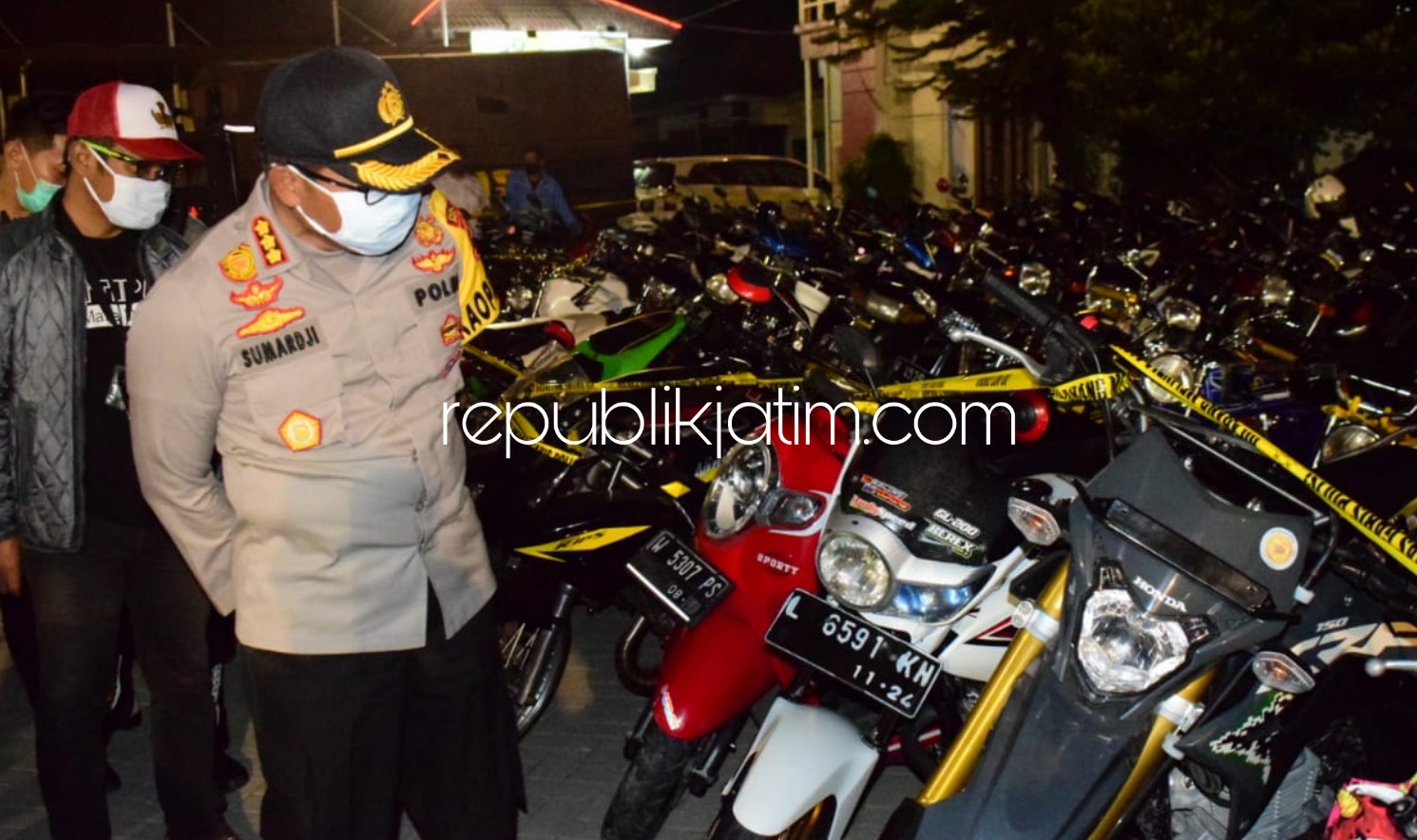 INTEROGASI - Kapolresta Sidoarjo, Kombes Pol Sumardji mengecek ratusan motor dan menginterogasi pembalap liar yang diamankan dari Exit Tol Porong saat di halaman Polresta Sidoarjo, Sabtu (16/05/2020) malam.