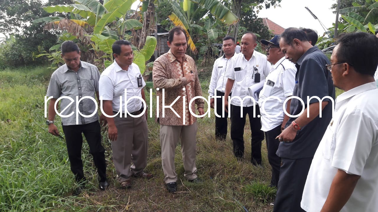 CEK - Anggota Komisi V DPR RI, Bambang Haryo Soekartono mengecek kondisi Sungai Bangil Taq (Kalimati) di perbatasan Desa Kedungpandan, Kecamatan Jabon dan Kedungboto, Kecamatan Beji, Pasuruan yang bakal dinormalisasi dijadikan embung, Rabu (16/05/2018).