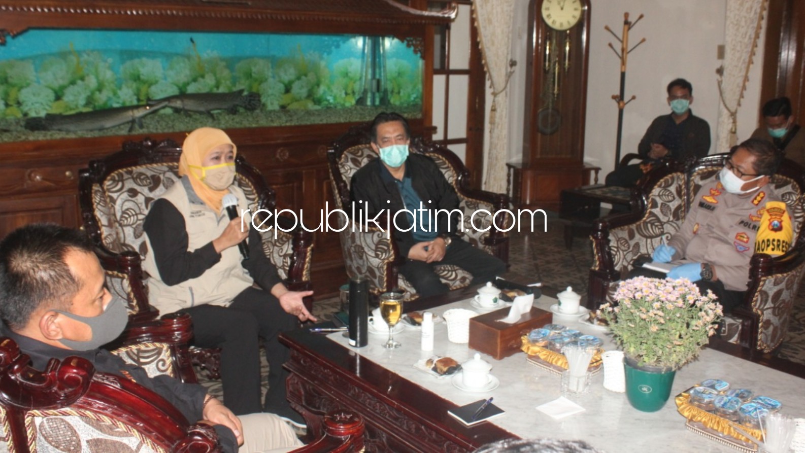 DIALOG - Gubernur Jatim, Khofifah Indar Parawansa berdialog dengan Ketua Gugus Tugas Penanganan Covid-19 Sidoarjo, Nur Ahmad Syaifuddin di Pendopo Delta Wibawa, Sabtu (16/05/2020) malam.