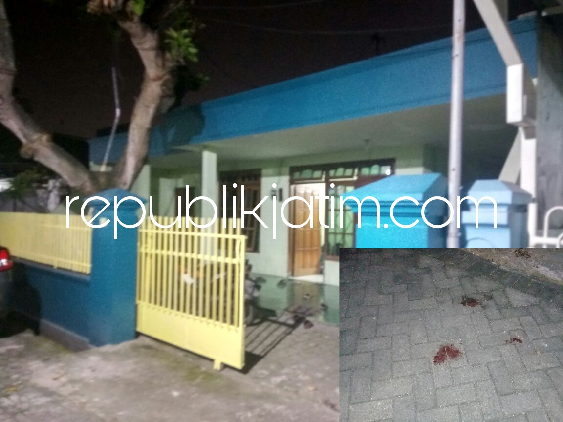 RUMAH ORANGTUA - Didepan rumah orangtua almarhum Budi Satrio JL Avia No 189 Komplek perumahan AURI Kelurahan Lemahputro Kecamatan Sidoarjo 2 saudara terduga teroris ditembak Densus 88 dalam penangkapan dengan bukti ceceran darah, Rabu (16/05/2018) malam.