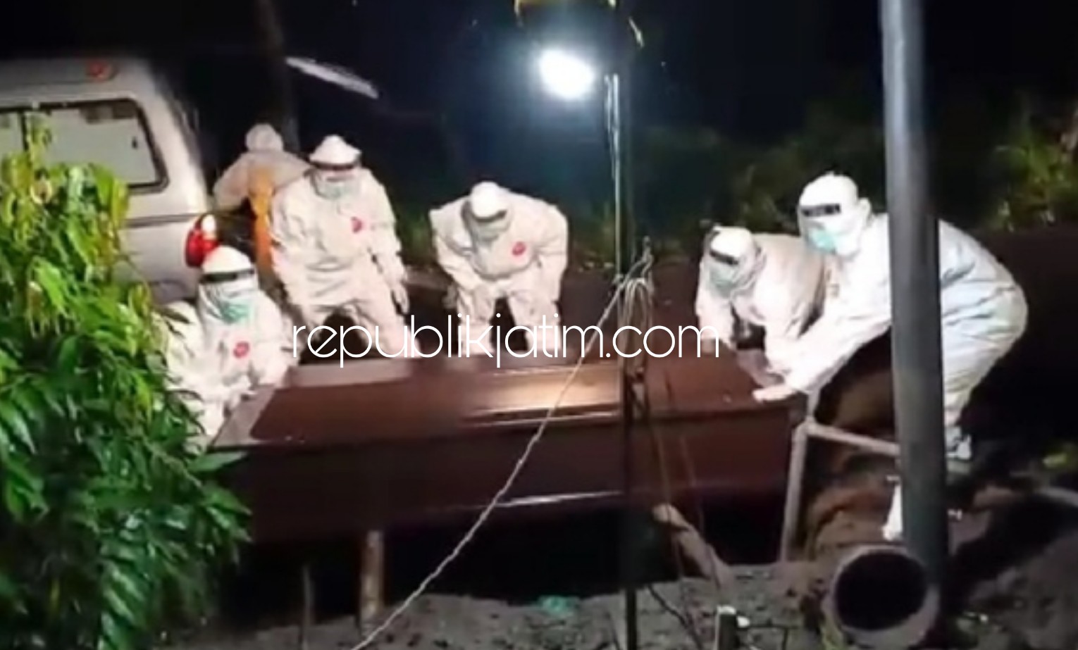 PEMAKAMAN - Sejumlah petugas memakamkan jenazah korban Covid-19 secara protokol penanganan. 