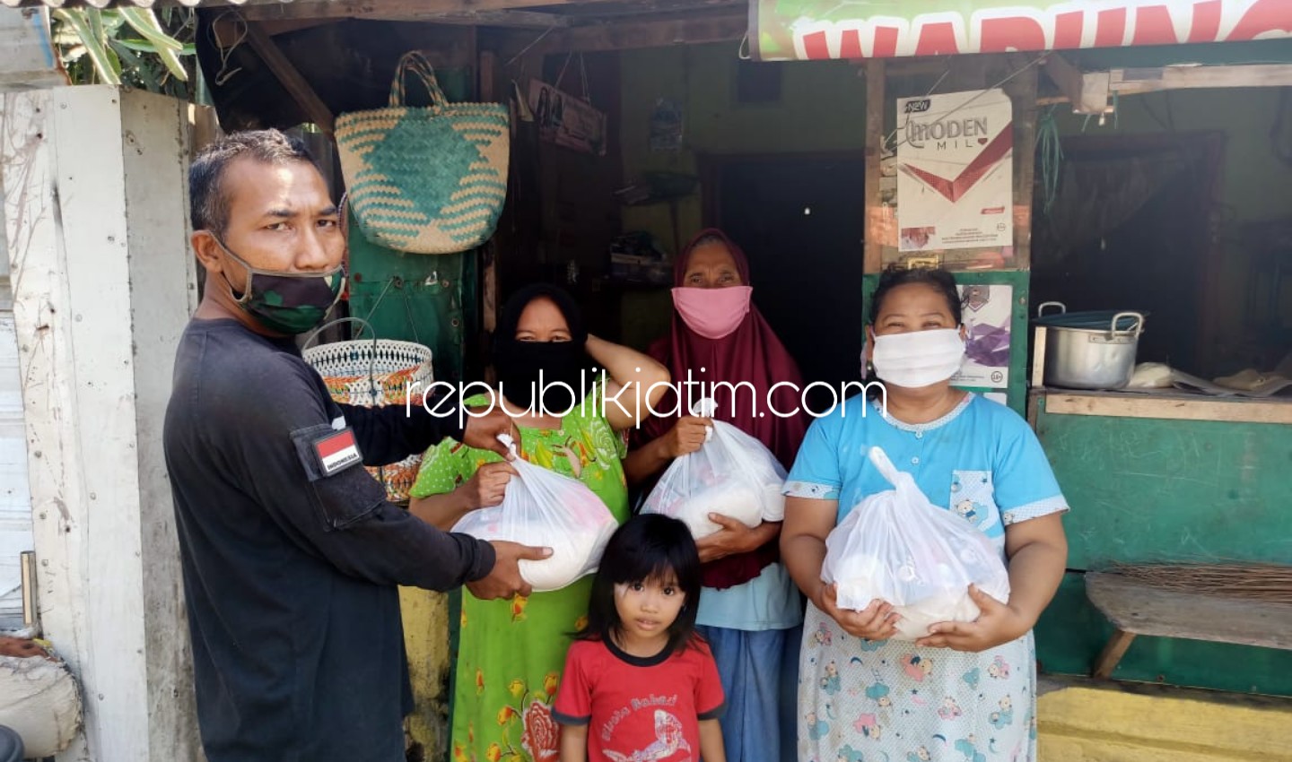 BERBAGI - Warga dan Karangtaruna Dusun Semampir, Desa Sidorejo, Kecamatan Krian, Sidoarjo mengumpulkan dana patungan untuk berbagi dengan warga kurang mampu dan memberi bantuan masjid dan musala, Minggu (17/05/2020).
