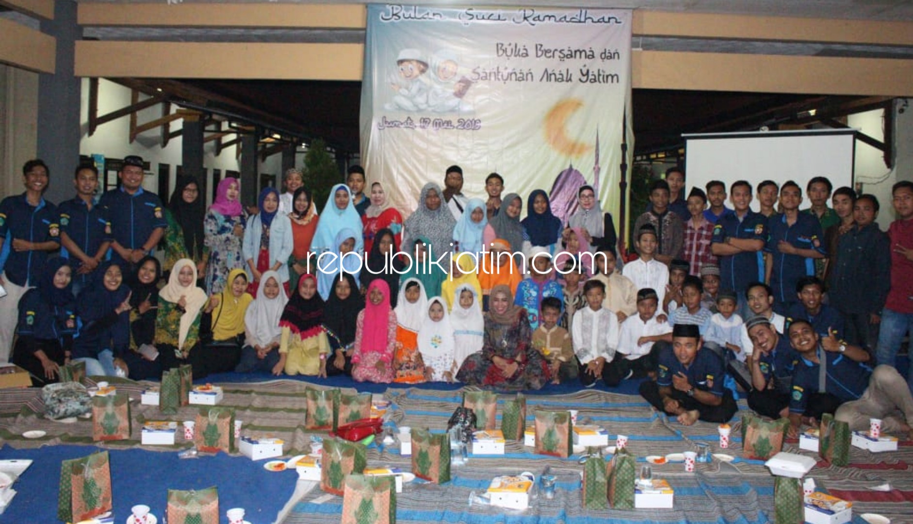 SANTUNAN - Karang Taruna Tunas Bangsa Desa Banjarkemantren, Kecamatan Buduran, Sidoarjo memberikan santunan kepada 36 yatim piatu sekaligus buka bersama di kantor desa setempat, Jumat (17/05/2019) petang.