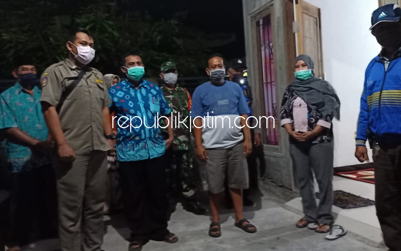 SEMBUH - Pemerintah Desa Jabaran, Kecamatan Balongbendo, Sidoarjo menyambut kedatangan Ny Riyayah (45) pasien Covid-19 sembuh didampingi petugas Polsek, Koramil dan keluarga, Minggu (17/05/2020) malam.