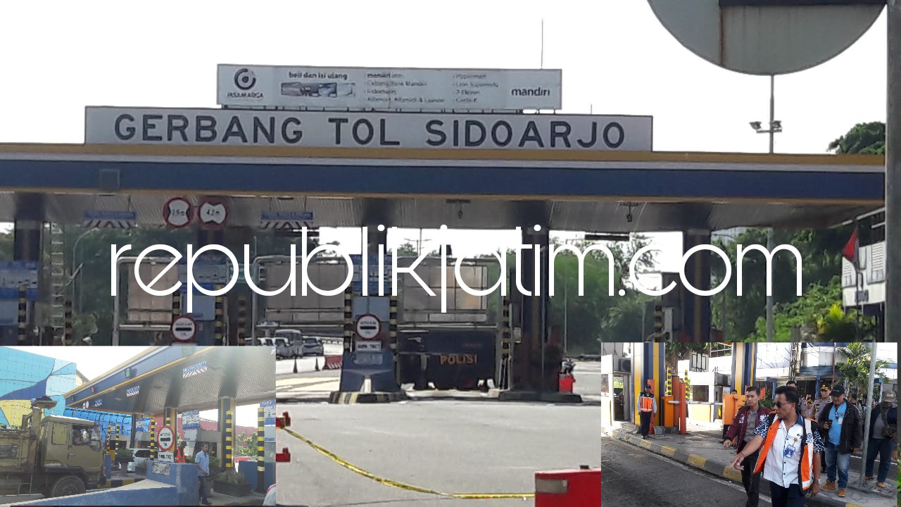 DIJINAKKAN - Tim Jihandak Brimob Polda Jatim menjinakkan benda mirip bom yang ada di pintu masuk Exit Tol Sidoarjo, Jumat (18/05/2018).