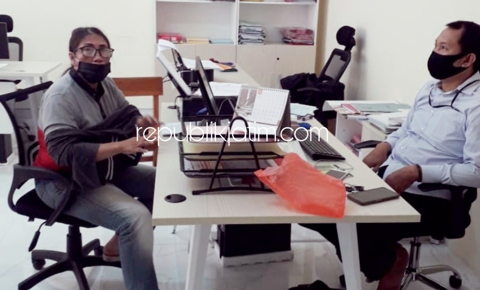 PERIKSA - Penyidik Satuan Resnarkoba Polresta Sidoarjo, Aiptu A Rofik memeriksa tersangka pengedar sabu-sabu Siti Choiriyah (52) warga JL Raden Wijaya, Desa Sawotratap, Kecamatan Gedangan, Sidoarjo, Senin (18/05/2020).