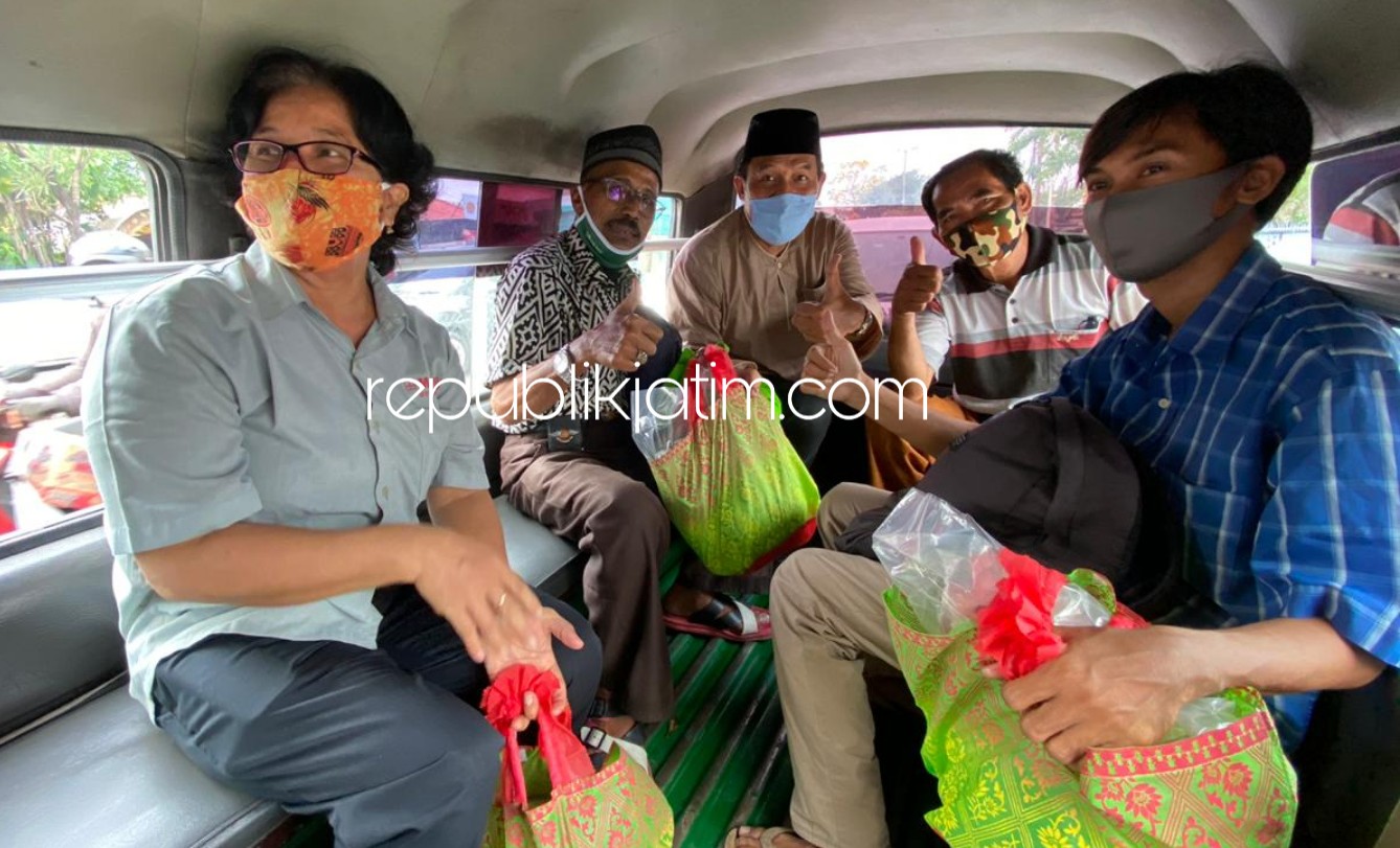 NAIK - Bacabup Sidoarjo, Bambang Haryo Soekartono (BHS) naik beberapa angkot berkeliling Sidoarjo untuk memastikan interkoneksi antar transportasi semi massal yang beroperasi di wilayah Sidoarjo, Senin (18/05/2020).