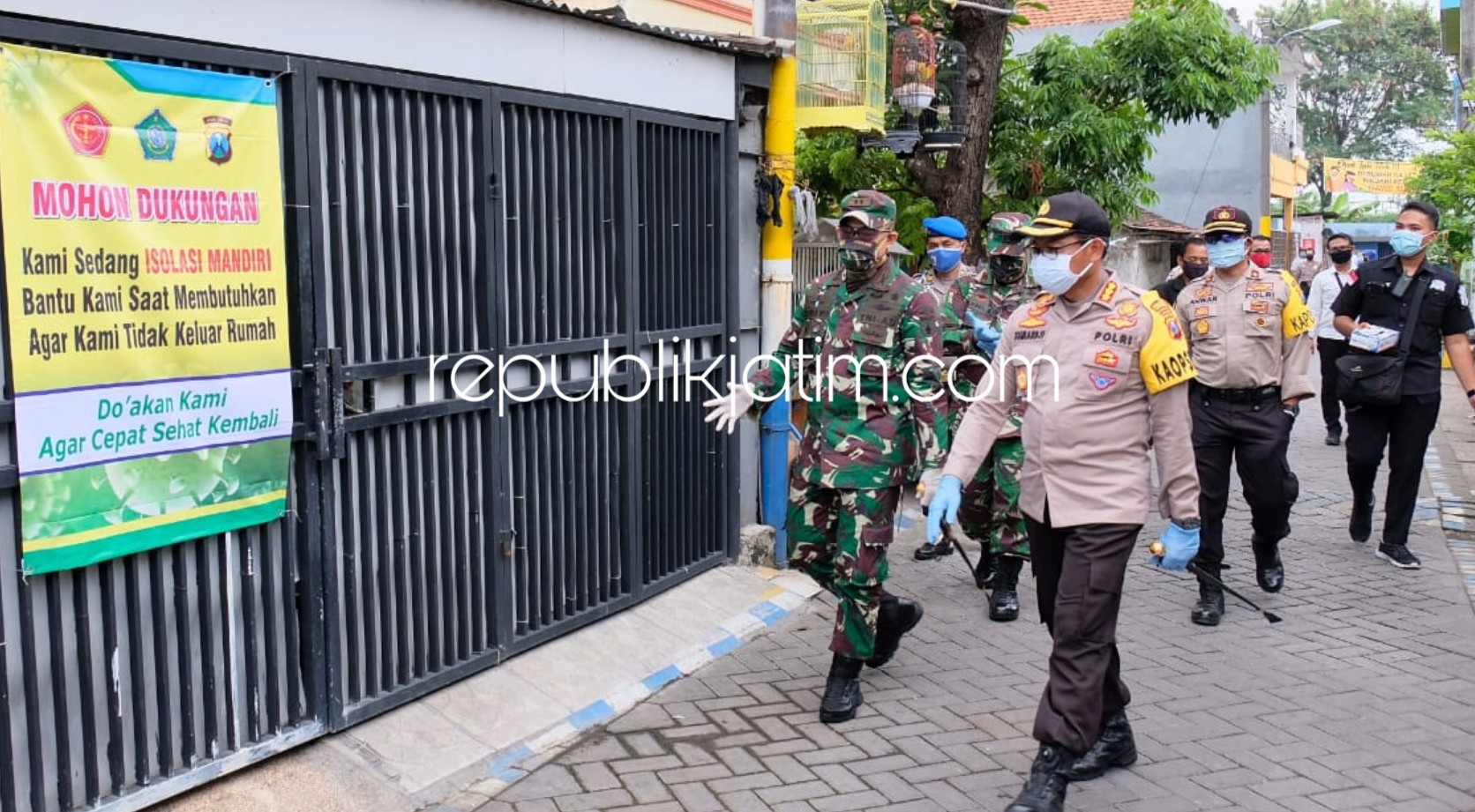 CEK - Kapolresta Sidoarjo, Kombes Pol Sumardji dan Komandan Kodim 0816 Sidoarjo, Letkol Inf M Iswan Nusi mengecek kampung yang menjalani isolasi mandiri di Kecamatan Waru, Sidoarjo untuk menekan penyebaran Covid-19, Senin (18/05/2020).