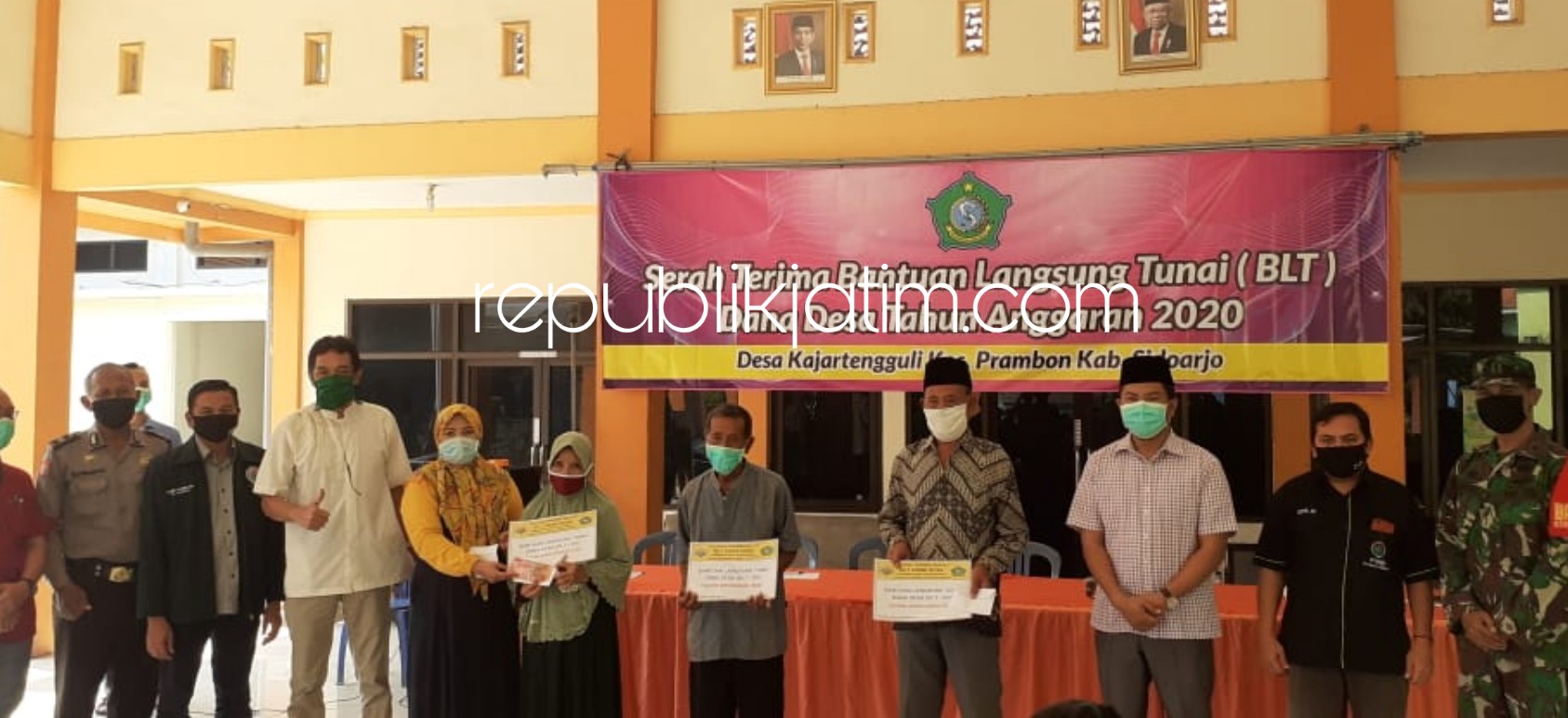 CAIR - Sebanyak 38 warga menerima pencairan BLT DD sebesar Rp 600.000 di pendopo Kantor Desa Kajartrengguli, Kecamatan Prambon, Sidoarjo, Minggu (17/05/2020).