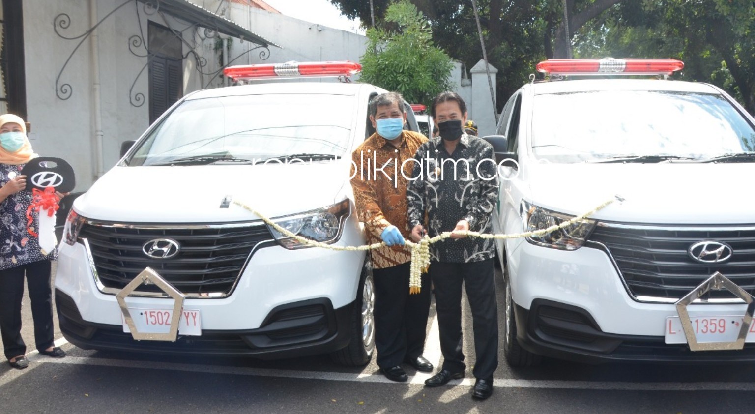 PENYERAHAN - Plt Bupati Sidoarjo, Nur Ahmad Syaifuddin menyerahkan 4 unit mobil jenazah untuk 4 puskesmas yang ada di Sidoarjo di Pendopo Delta Wibawa, Selasa (19/05/2020).