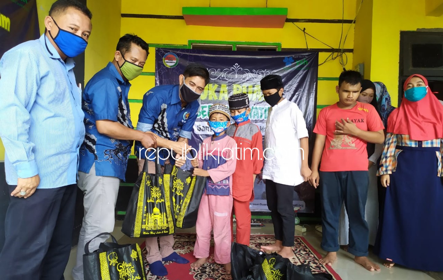 BANTUAN - Ketua PWI Sidoarjo Abdul Rouf menyerahkan bantuan paket sembako dan uang tunai kepada Pengurus Panti Asuhan Suara Hati Rofiq Abidin bersama pengurus Panti Asuhan di Perum Puri Maharani, Desa Masanganwetan Kecamatan Sukodono, Selasa (19/05/2020).
