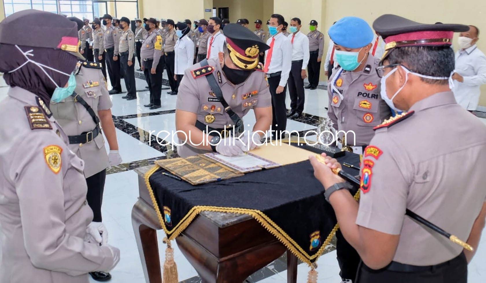 SERTIJAB - Kapolresta Sidoarjo Kombes Pol Sumardji memimpin sertijab Wakapolresta Sidoarjo dari AKBP M Anggi Naulifar Siregar kepada AKBP Deny Agung Andriana di Aula Polresta Sidoarjo, Selasa (19/05/2020).