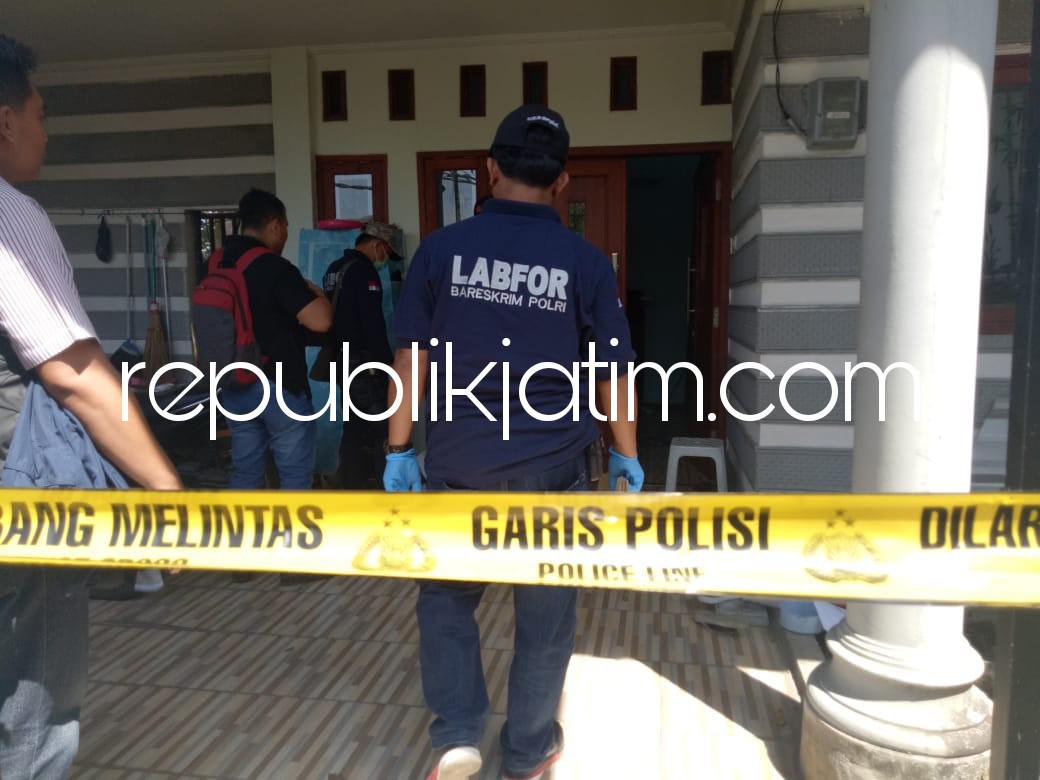 DIRINGKUS - Pasangan suami istri, Muhammad Akib Hidayat (41) dan istrinya Sumartini (40) beserta 2 putrinya IJ (13) dan LH (10) diamankan Densus 88 di sebuah rumah Kavling Gang Guwo, Dusun Dungus, Desa/Kecamatan Sukodono, Sidoarjo, Sabtu (19/05/2018).