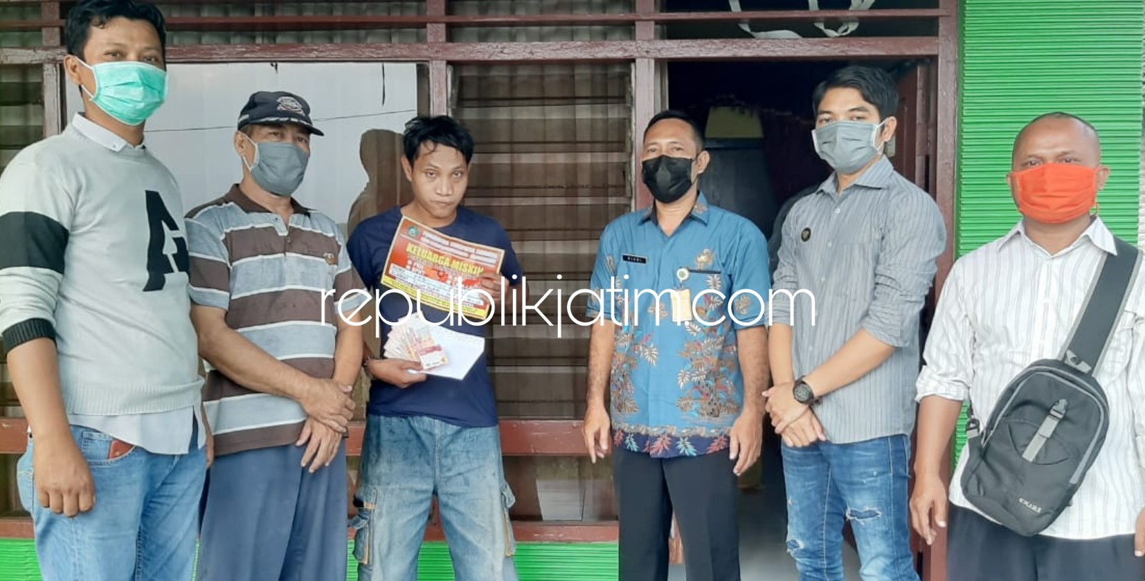 TEMPEL : Rumah warga Desa Bakungpringgondani, Kecamatan Balongbendo, Sidoarjo dipasang stiker keluarga miskin oleh Pj Kades Bakungpringgondani, Riadi sekaligus menerima BLT DD Rp 600.000, Selasa (19/05/2020) sore.