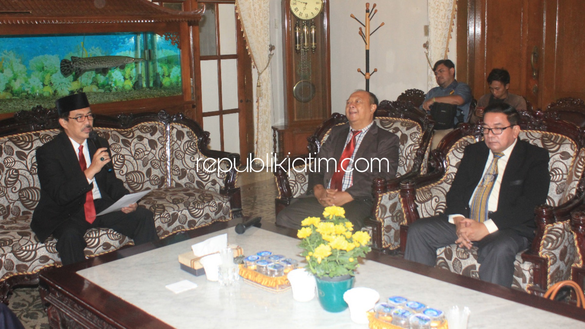 PAPARAN - Wabup Sidoarjo, Nur Ahmad Syaifuddin memberikan paparan soal program-program Pemkab Sidoarjo menyambut Hari Raya Idul Fitri 1440 Hijriyah di Pendopo Delta Wibawa Sidoarjo, Senin (20/05/2019).