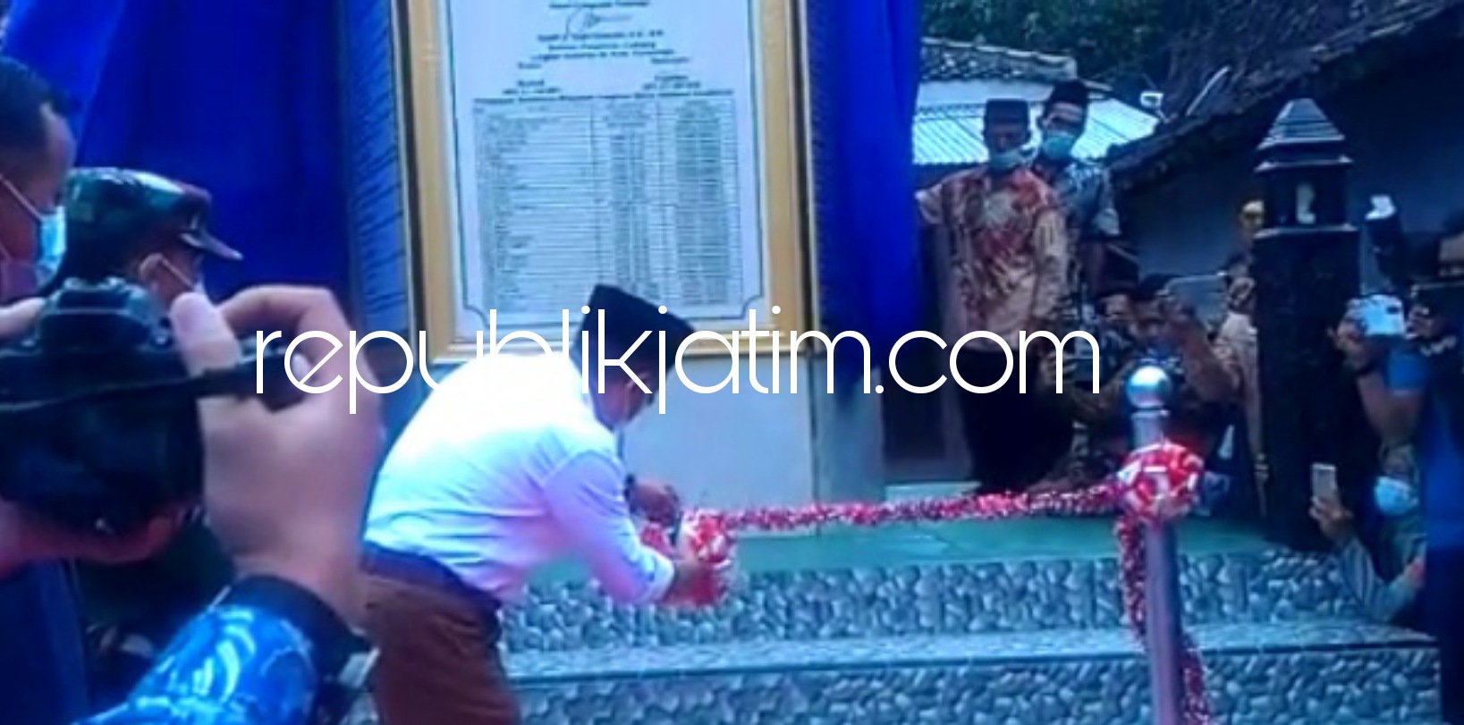 RESMIKAN - Bupati Ponorogo, Sugiri Sancoko menggunting pita atau untaian bunga sebagai tanda peresmian Monumen Panglima Besar Jendral Sudirman di Desa Ngindeng, Kecamatan Sawoo, Ponorogo, Kamis (20/05/2021).