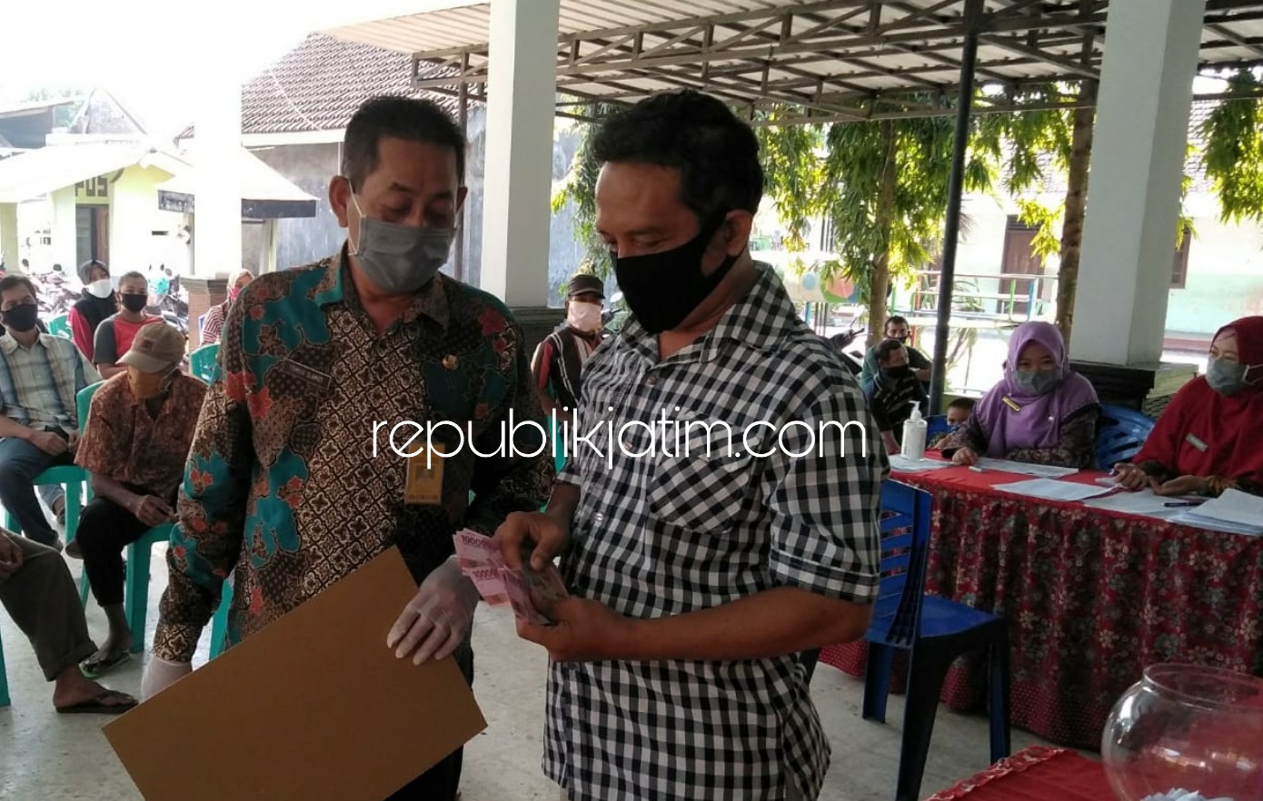 BAGI - Pj Kepala Desa Ploso, Slamet Pamuji membagikan Bantuan Langsung Tunai (BLT) ke warga kemarin dan warga mendatangi kantor desa mempertanyakan soal pembagian BLT ke Sekdes, M Mas'ud, Rabu (20/05/2020).