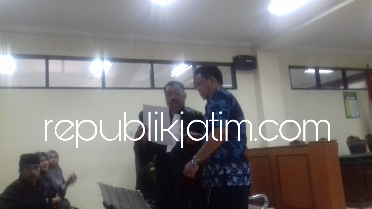 SETAHUN - Terdakwa tunggal kasus dugaan korupsi bagi-bagi proyek Dinas Pangan dan Pertanian Pemkab Sidoarjo, Lukman Saleh hanya diputus 1 tahun penjara dalam sidang putusan di Pengadilan Tipikor Jawa Timur di Juanda, Sidoarjo kemarin.