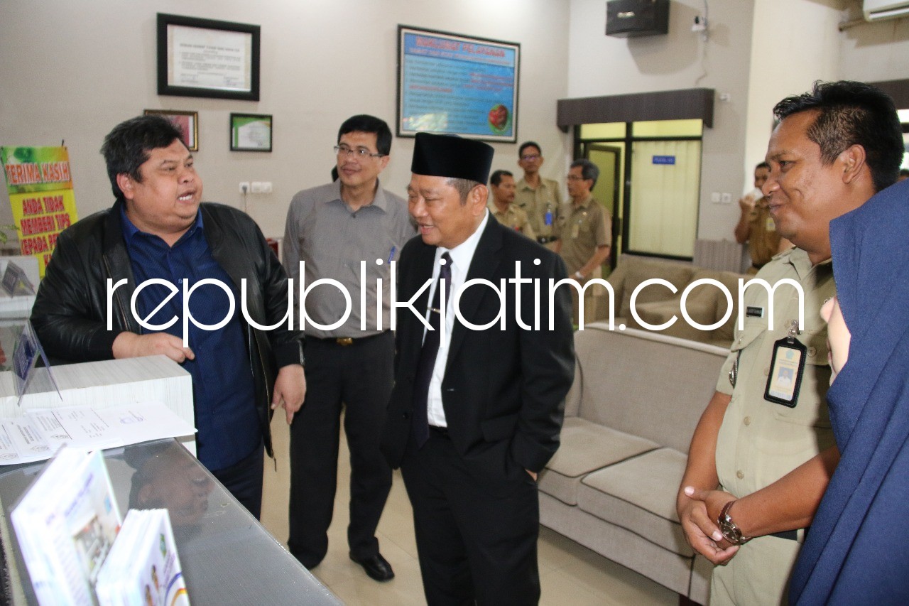 KUNJUNGAN - Bupati Sidoarjo, Saiful Ilah menerima kunjungan rombongan Deputi Menpan RB di Kecamatan Sukodono, Senin (21/05/2018).