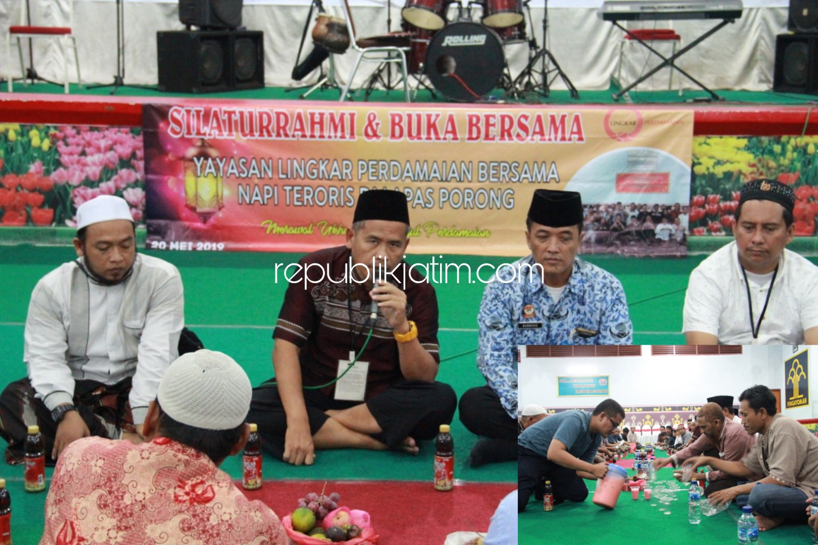 BUKA BERSAMA - Mantan Napi Terorisme (Napiter) menggelar buka bersama di Lapas Kelas I Surabaya di Porong, Senin (20/05/2019) petang.