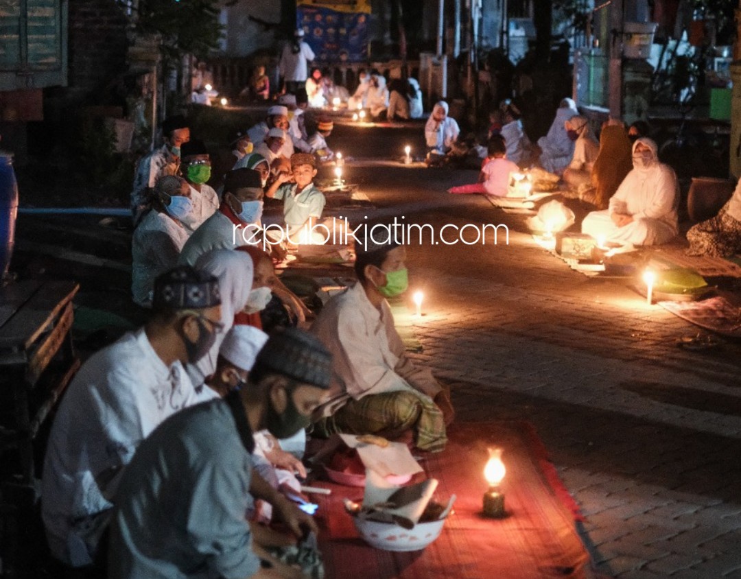 DOA BERSAMA - Ratusan warga Dusun Semampir, Desa Sidorejo, Kecamatan Krian menggelar doa dan istigotsah bersama pada malam 27 Ramadhan untuk keselamatan warga di tengah pandemi Covid-19, Selasa (19/05/2020) malam.