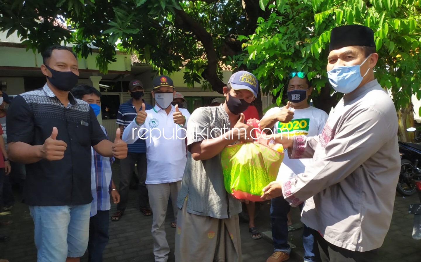 BAGIKAN - Bacabup Sidoarjo, Bambang Haryo Soekartono (BHS) membagikan 600 masker dan puluhan sembako kepada para nelayan asal Desa Karanganyar, Kecamatan Sedati, Sidoarjo, Jumat (22/05/2020).
