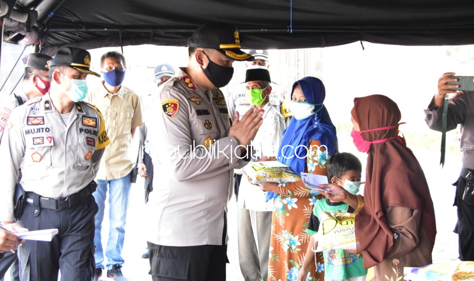 BAGIKAN - Wakapolresta Sidoarjo AKBP Deny Agung Andriana menyalurkan pembagian zakat fitrah 4,5 ton beras, zakat mal 45.100.000 dan sodaqoh Rp 1.555.000 di halaman Polresta Sidoarjo, Jumat (22/05/2020).