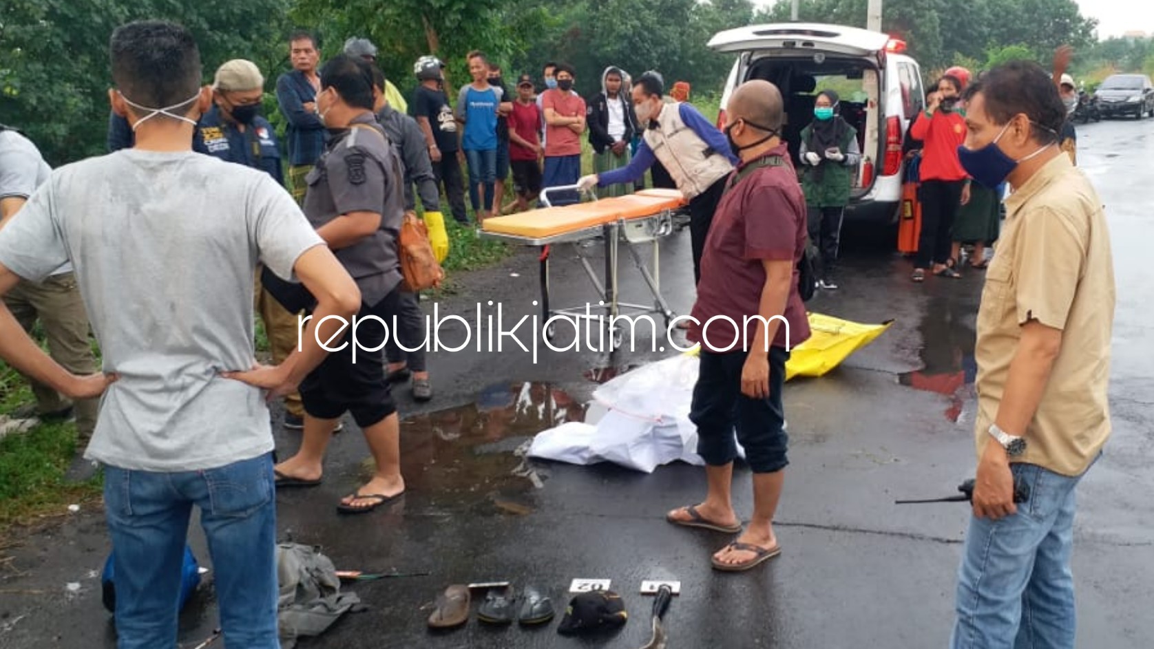OLAH TKP - Petugas Satuan Reskrim Polresta Sidoarjo menggelar olah TKP kematian Jamin (61) warga RT 003 RW 002 Kelurahan Rungkut Tengah 5/20, Kecamatan Gununganyar, Surabaya di JL Desa Tambakoso, Kecamatan Waru, Sidoarjo, Jumat (22/05/2020) sore.