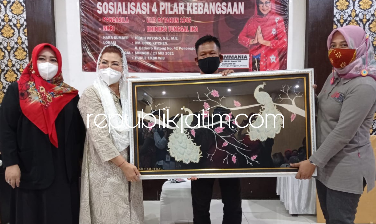 SOSIALISASI - Anggota Komisi VIII DPR RI Fraksi PDIP, Ina Ammania didampingi Wabup Ponorogo Lisdyarita sosialisasi Empat Pilar Kebangsaan di depan sekitar 30 pelaku UMKM Ponorogo di Aula RM Ecco Kitchen JL Batoro Katong, Ponorogo, Minggu (23/05/2021).