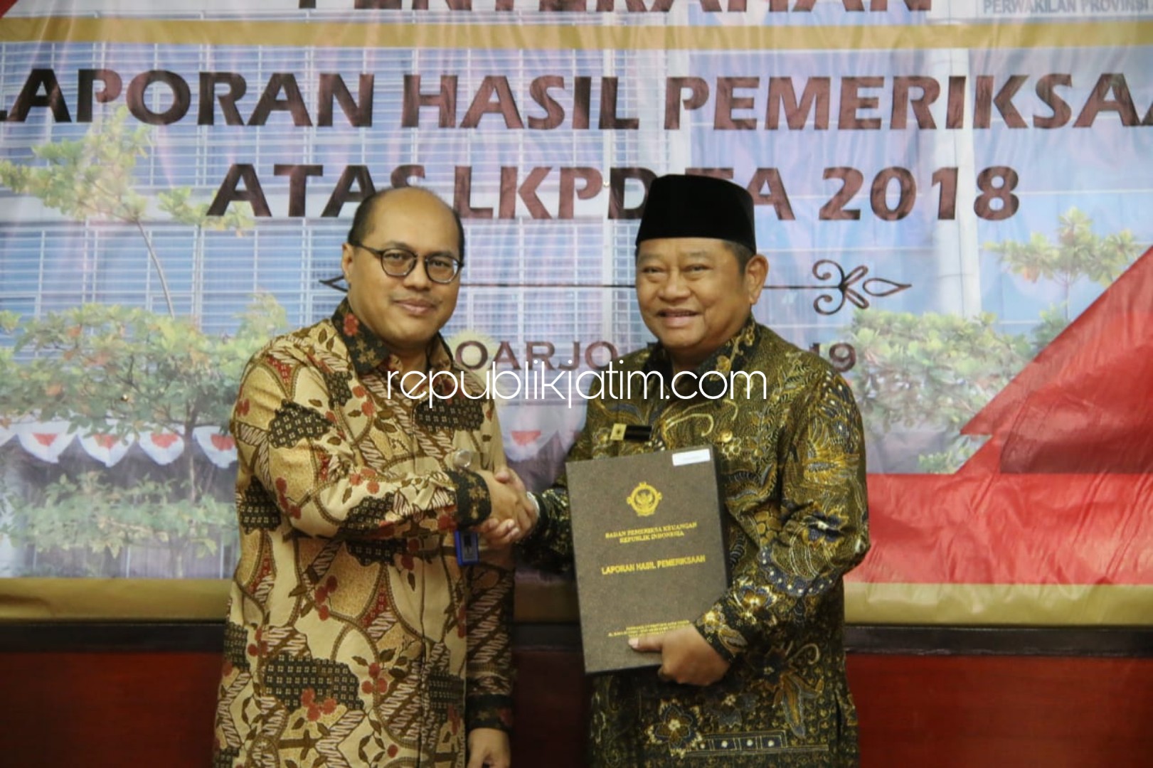 BERTAHAN - Bupati Sidoarjo, Saiful Ilah menerima predikat Opini Wajar Tanpa Pengecualian (WTP) dari Badan Pemeriksa Keuangan (BPK) Jatim, Kamis (23/05/2019).