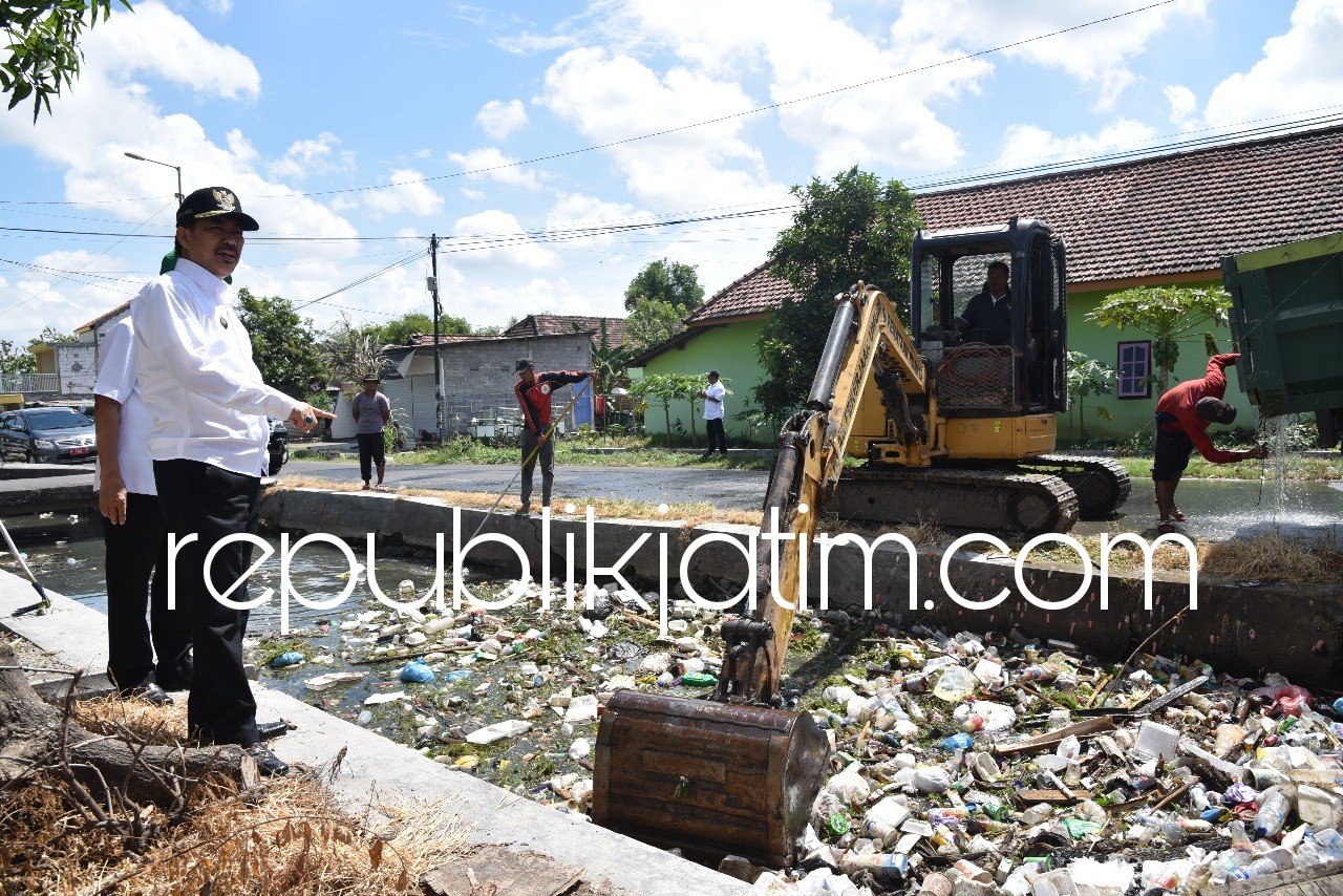 CEK SAMPAH - Wabup Sidoarjo, Nur Ahmad Syaifuddin mengecek kondisi tumpukan sampah di Sungai Desa Jumputrejo, Kecamatan Sukodono, Sidoarjo, Rabu (23/05/2018).