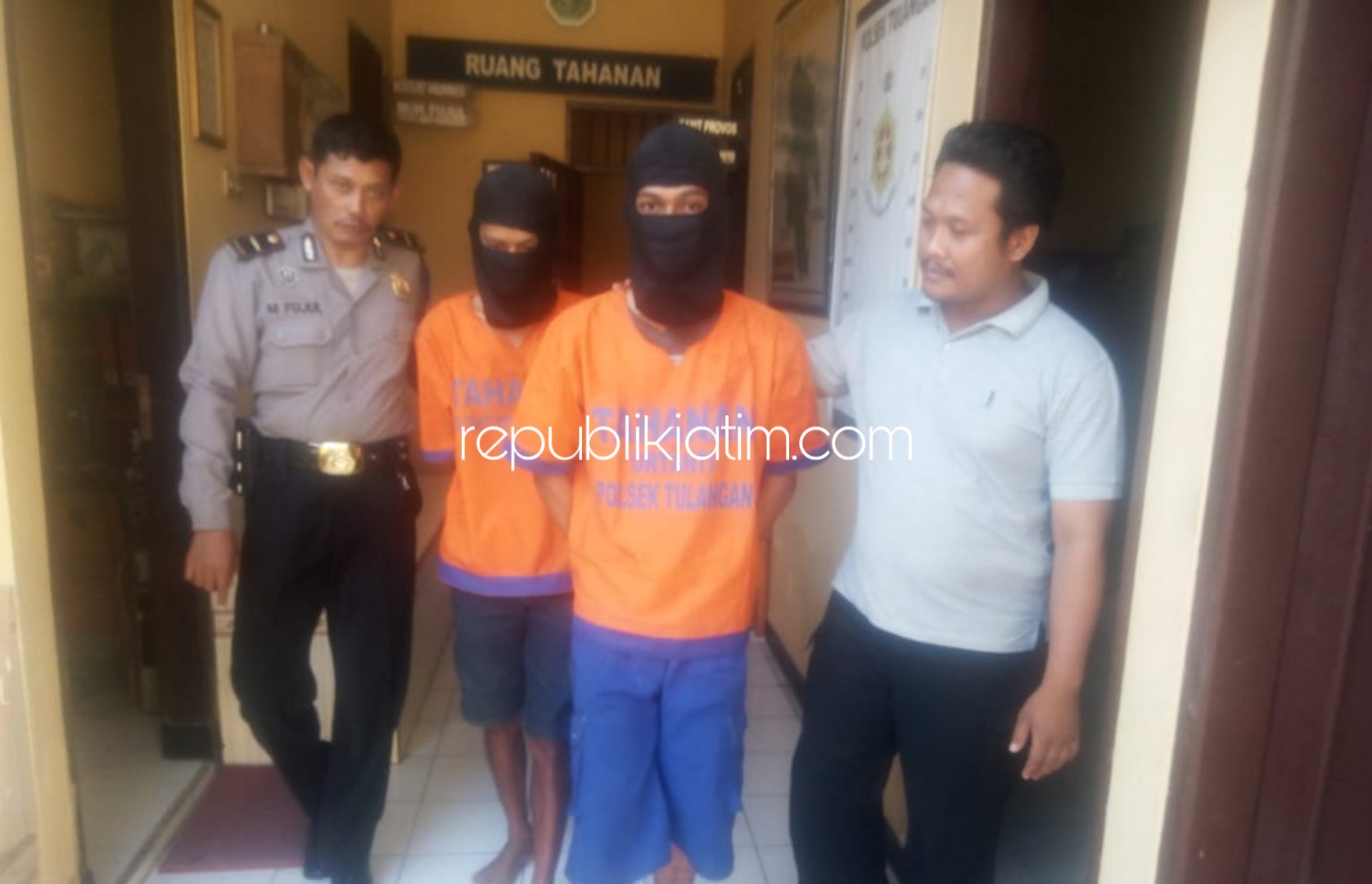 PENGANIAYAAN - Tersangka penganiayaan dan pengeroyokan, Imron Ma'ruf dan M Subakin Iskak digelandang ke Polsek Tulangan, Kamis (23/05/2019).