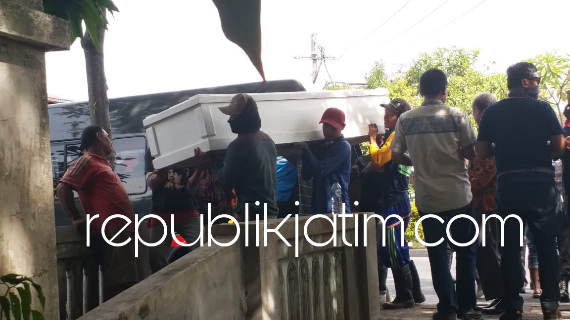 DIMAKAMKAN - Bomber bom di Surabaya, Dita Oepriyanto dan kedua putranya akhirnya dimakamkan di Pemakaman Mr X yang ada di JL Mayjen Sungkono, Sidoarjo bersama 14 jenazah terduga teroris sebelumnya, Kamis (24/05/2018).
