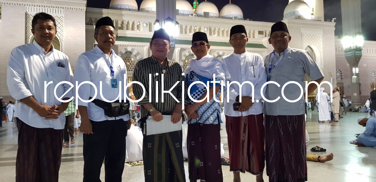 UMROH BERSAMA - Bupati Sidoarjo, Saiful Ilah berfoto bersama dengan rombongan umrohnya saat berada di Madinah, Kamis (24/05/2018).