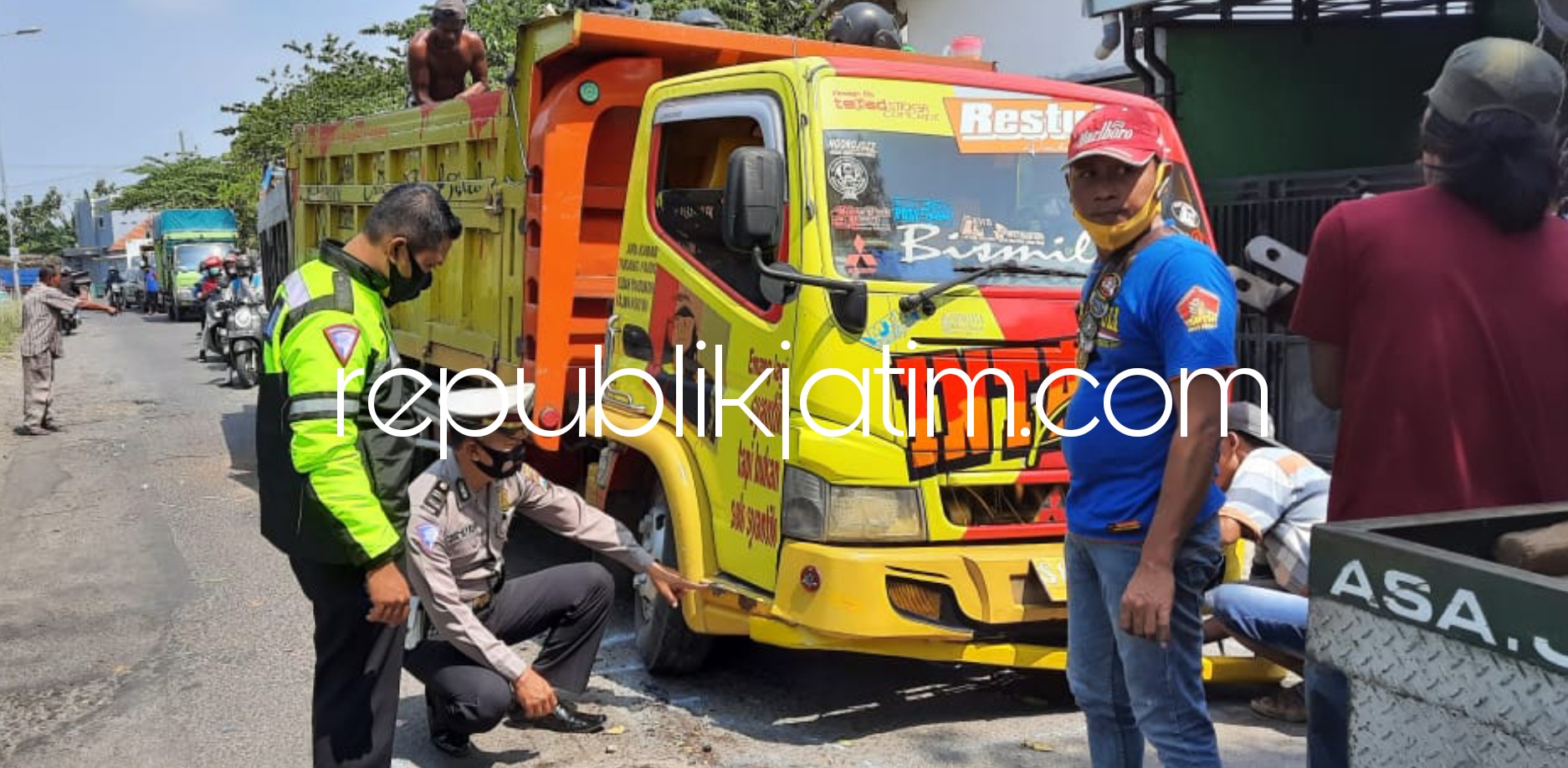 OLAH TKP - Sejumlah petugas Unit Laka, Satuan Lantas, Polresta Sidoarjo melaksanakan olah TKP di Desa Pagerngumbuk, Kecamatan Wonoayu, Sidoarjo hingga mengakibatkan seorang pengendara motor meninggal dunia, Senin (24/05/2021).